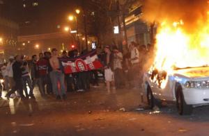 Montréal Hockey Rioters burning police car. Photo AP
